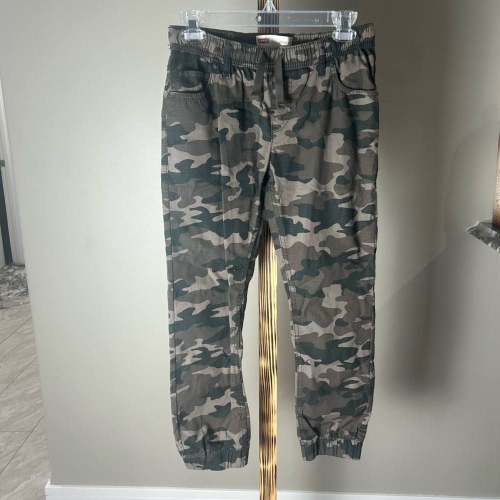Leviโs Camouflage Jogger Pants | Elastic Waist | Size Small (28โ) - Picture 2 of 8